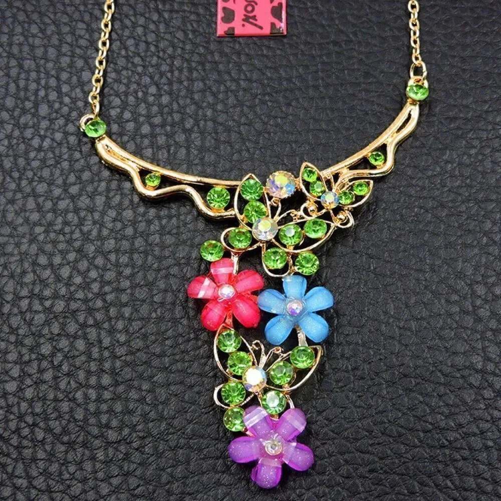 🌺 Betsey Johnson stunning crystal bib statement necklace 🌺